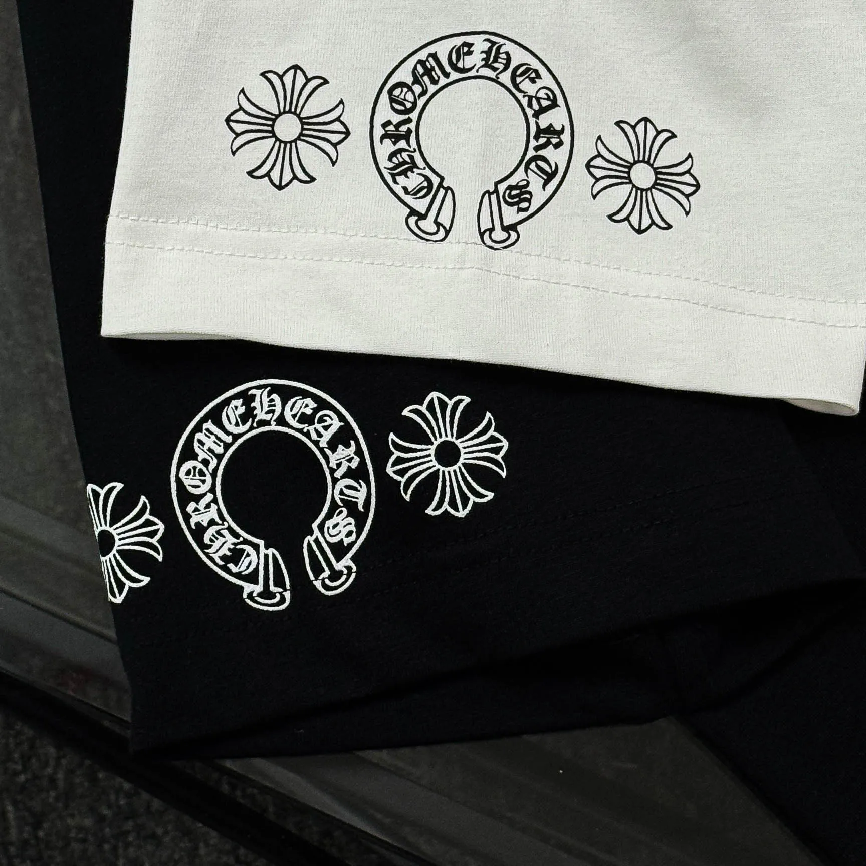 P180 Chrome Hearts Chrome Hearts 25 high version. The fabric is made of 300 grams of high-density cotton. It does not deform or shrink. It has three labels. It is the same style for men and women. Technology: Digital printing. Color: White. Black. SIZE: S-XL.